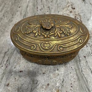 Gold tone ceramic box w/lid.